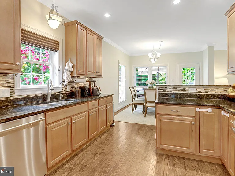 2862 Rosemary Ln — Photo 17