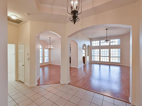 4th image of 1005 Dover Heights Trl