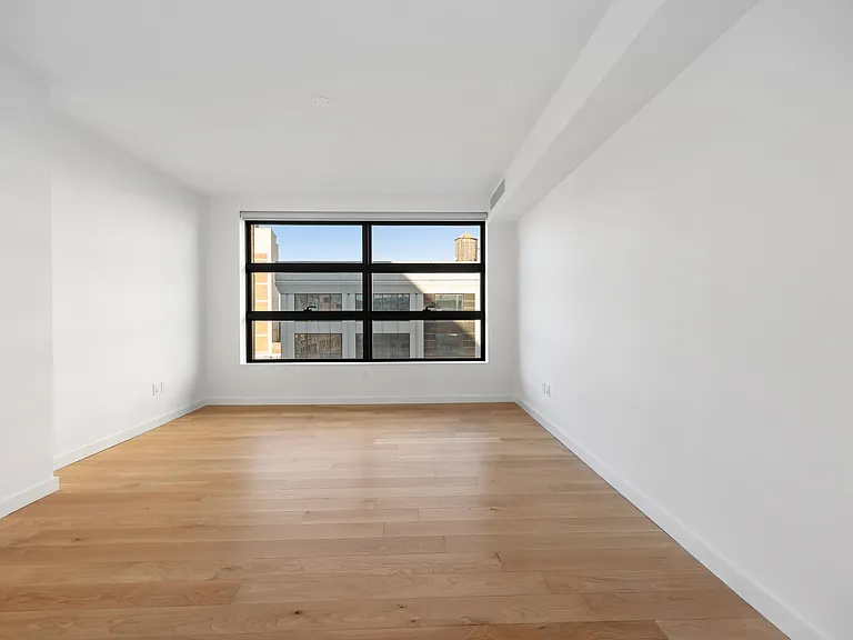 547 W 47th St #718 — Photo 4