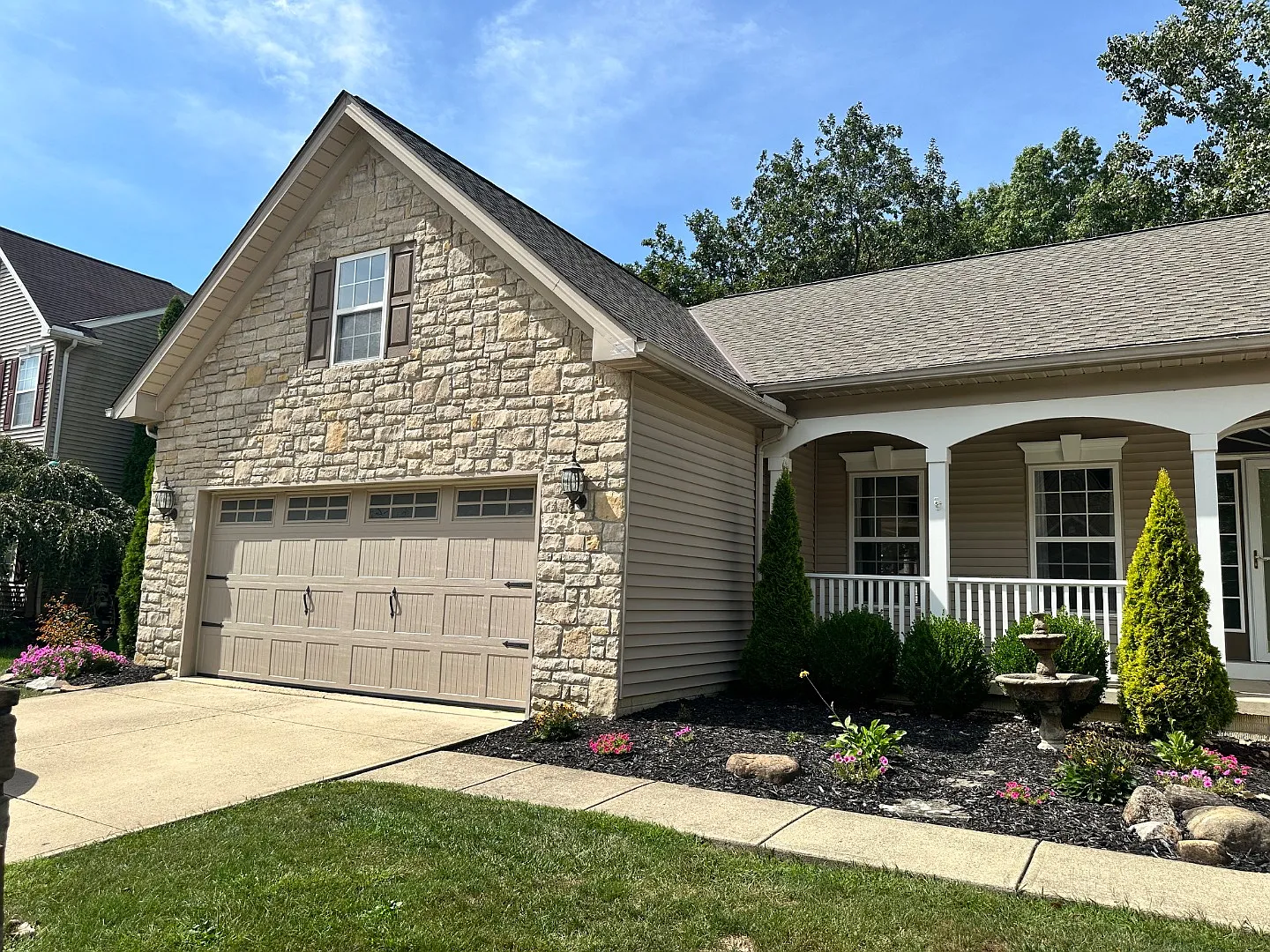 1052 Arrowhead Dr — Photo 2