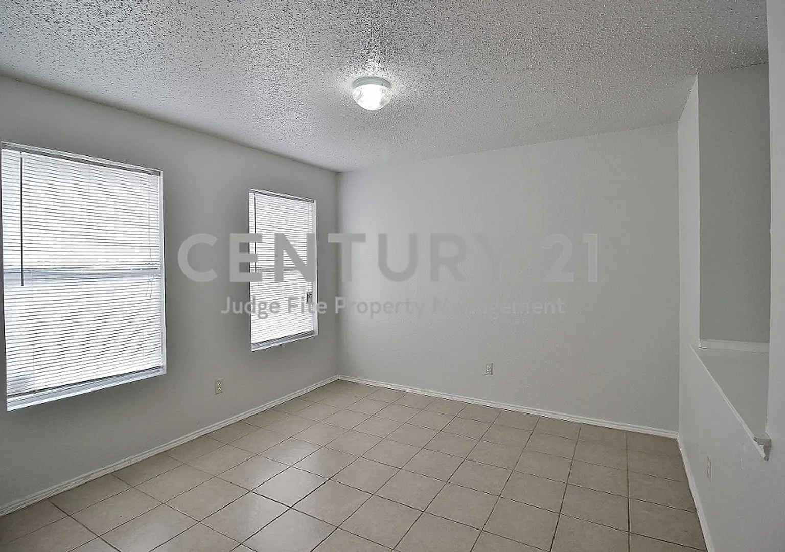 Spacious 2-Story 3/2.5/2 in S. Dallas For Rent! — Photo 2