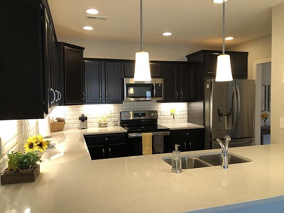5th image of 712 Shumaker Dr