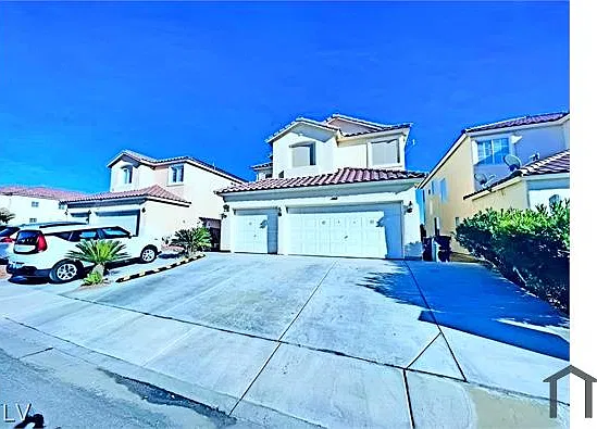5 bed, 2493 sqft, $2,700 — Photo 2