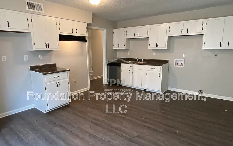3 bed, 1.0 bath, 1014 sqft, $1,020 — Photo 3