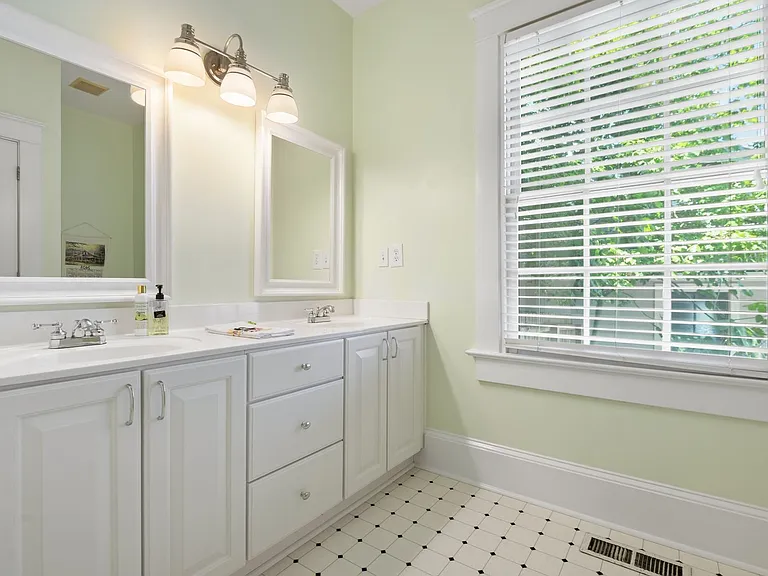 613 Elm St — Photo 17