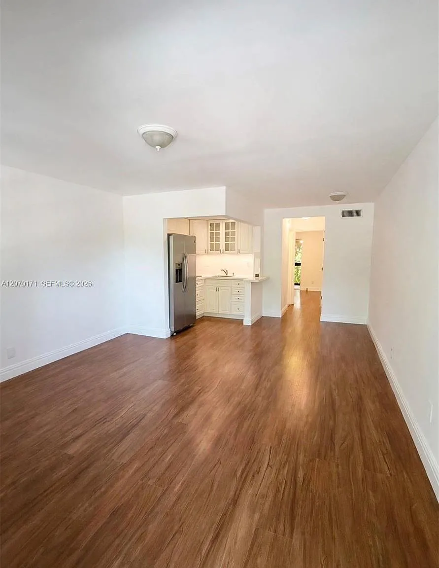 Capri West Condo — Photo 3