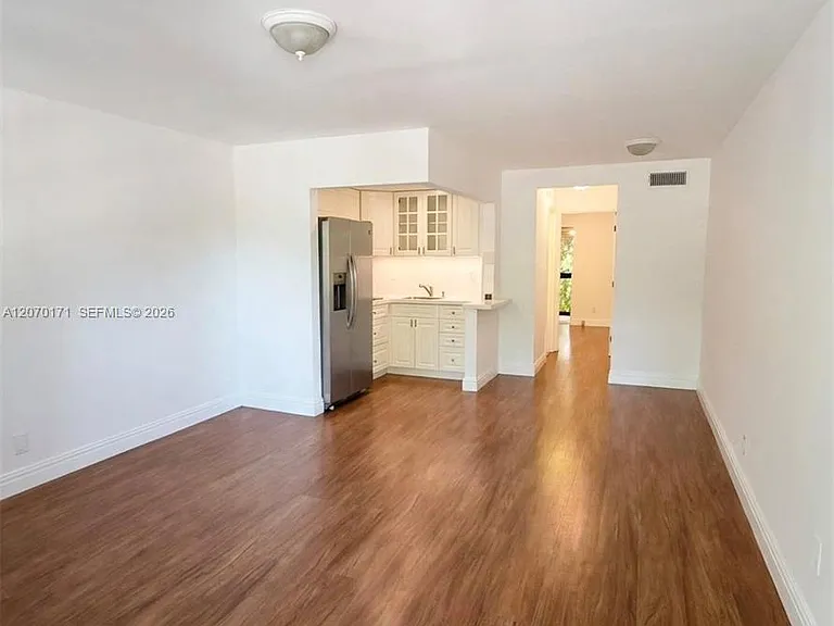 1231 SE 1st St #12 — Photo 3