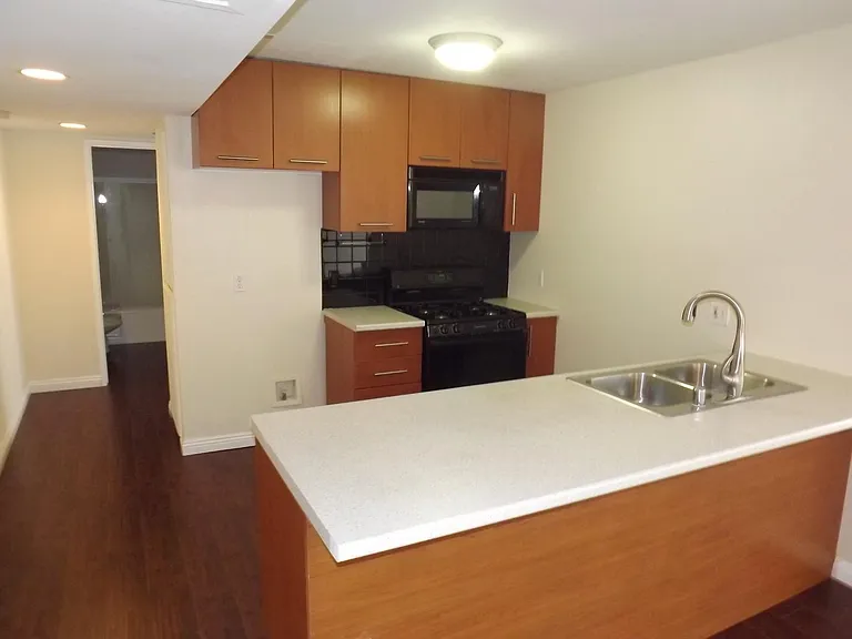 2121 Beloit Ave #312 — Photo 8
