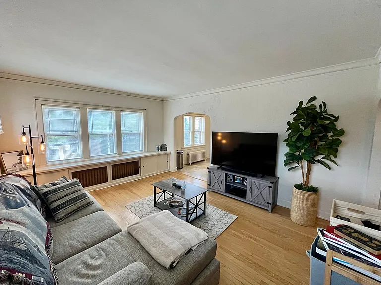 4460 N Oakland Ave — Photo 12