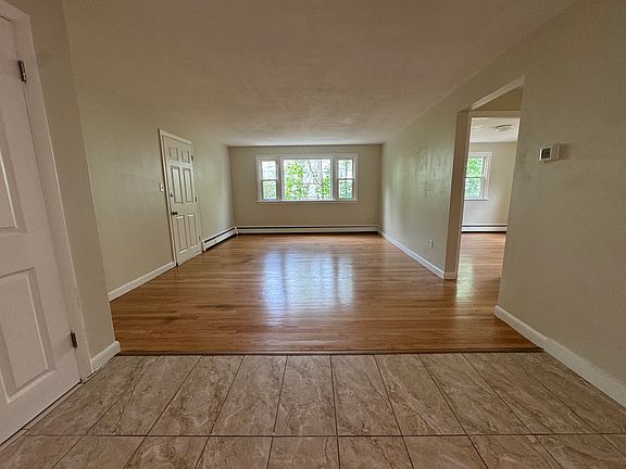 3rd image of 51 Laighton St APT 4
