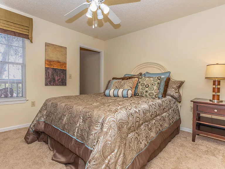 Arbors at Windsor Lake Apartments — Photo 17