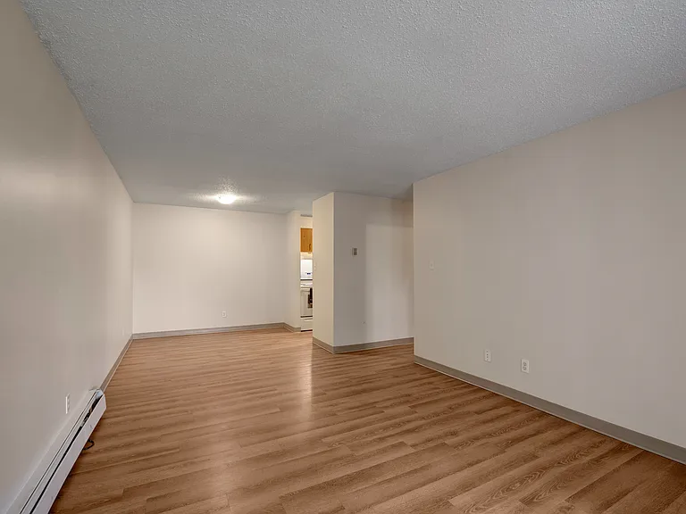 96 Grosvenor Blvd — Photo 12