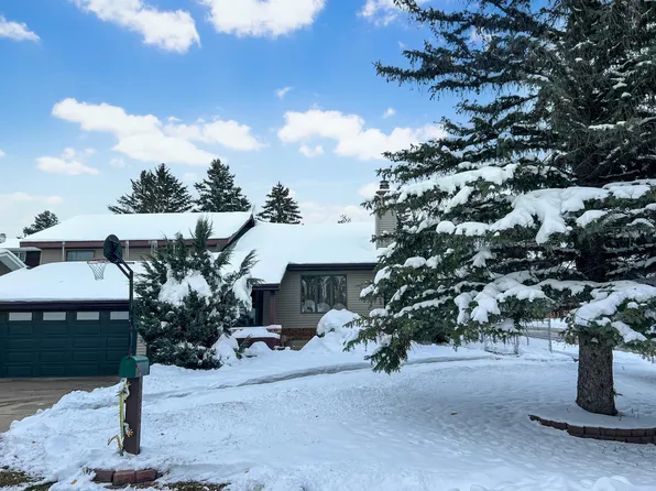 2500 Bel Air Pl NW, Minot, ND 58703
