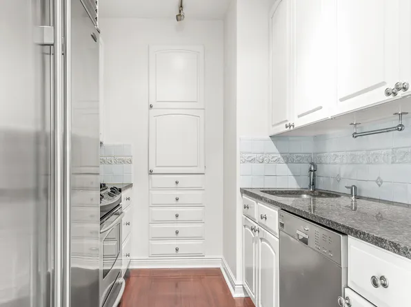 200 East 69th Street image 4 of 9