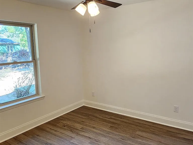 110 Eastlake Dr — Photo 12