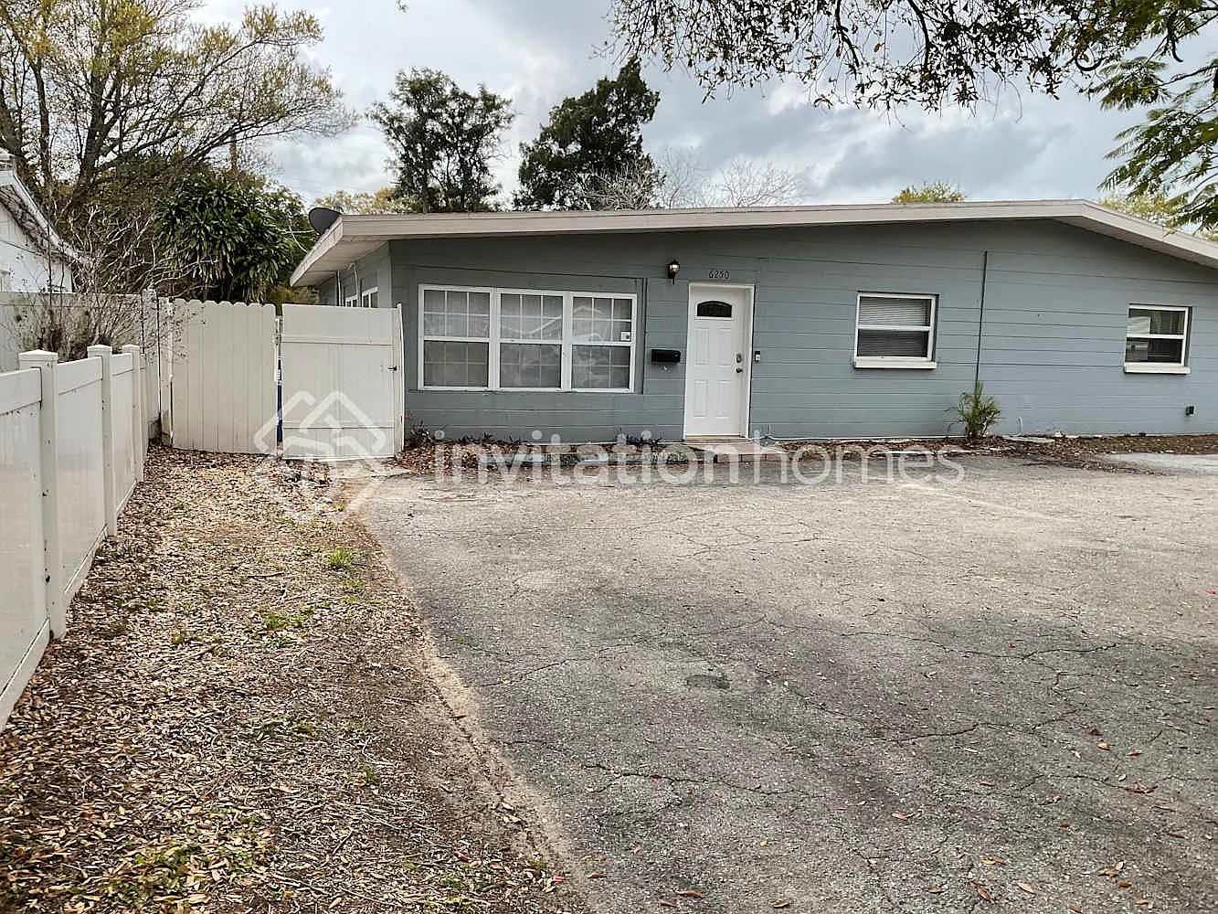 6250 38th Ave N Saint Petersburg, FL 33710 — Photo 1