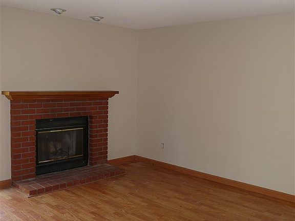 3rd image of 917 Clay Ct