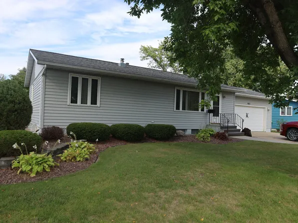 1611 6th St N, Wahpeton, ND 58075