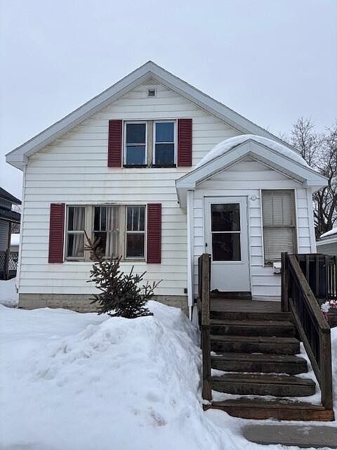 1st image of 916 Superior St