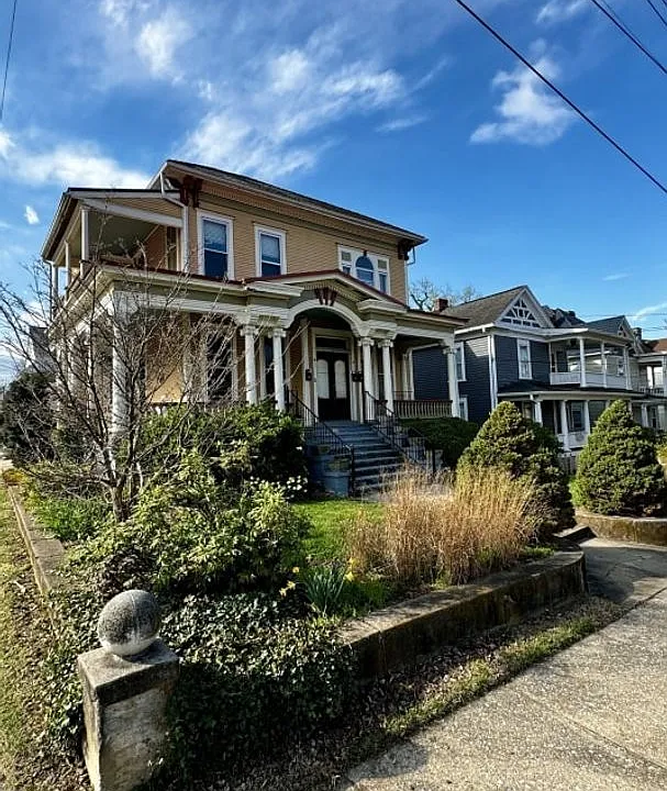 302 Mountain Ave SW
