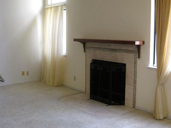 4th image of 2619 Willowbrook Ln Unit 100