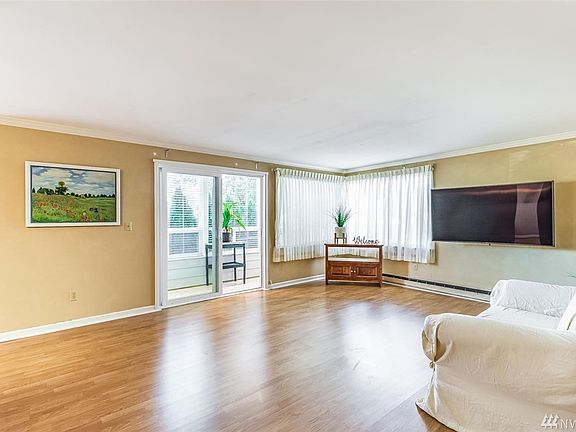 3rd image of 11556 Greenwood Ave N APT 101