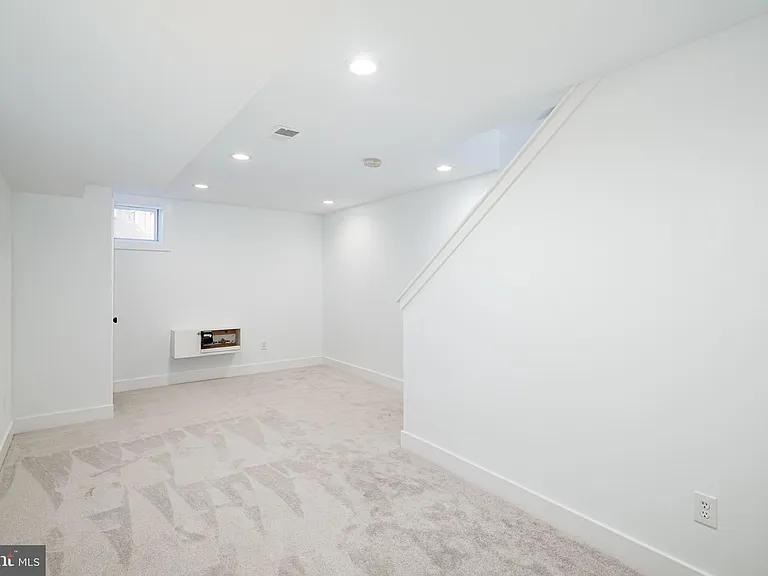 1532 Catharine St — Photo 12