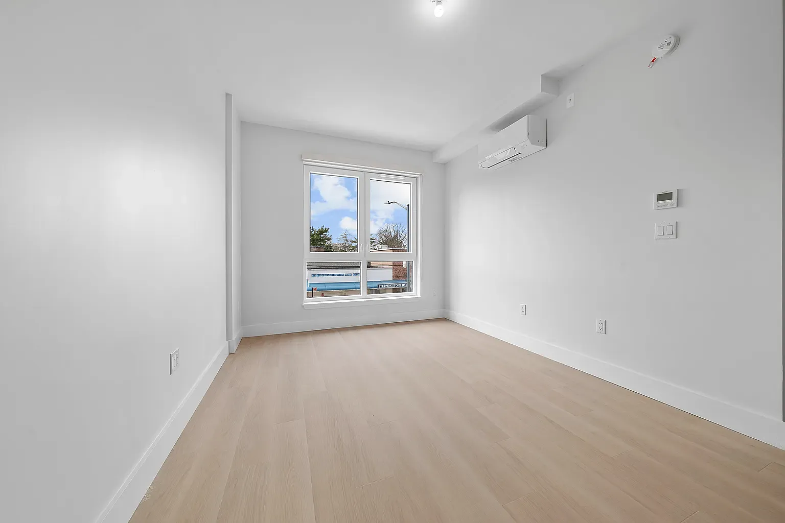 77-63 Vleigh Place — Photo 3