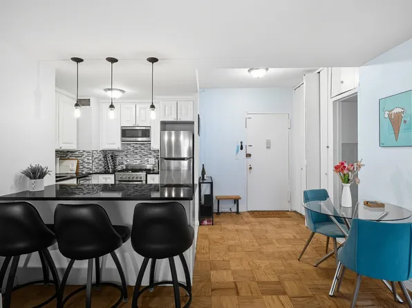 305 East 40th Street image 4 of 19