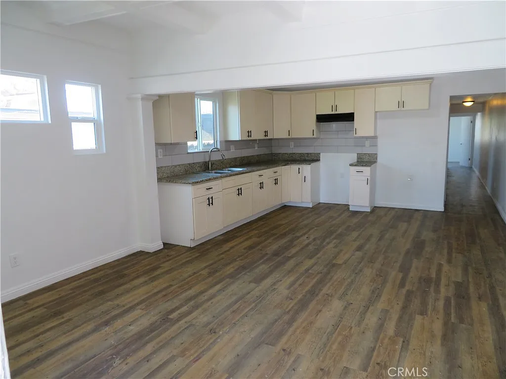 3 bed, 886 sqft, $2,800 — Photo 2