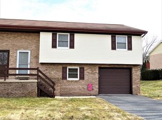 305 Edgehill Dr, Akron, PA 17501
