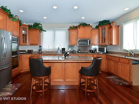 3rd image of 4831 Summerhill Dr