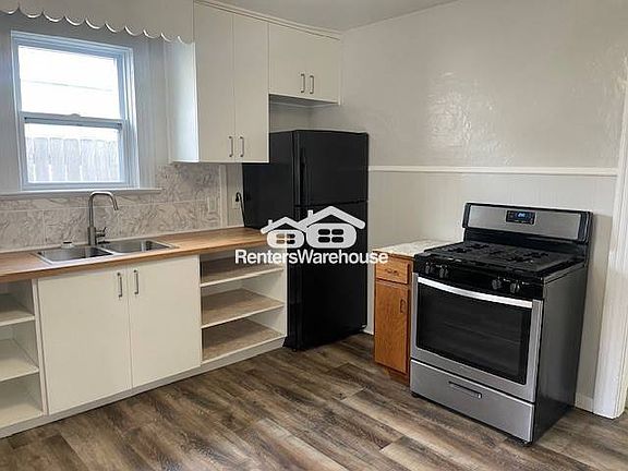 4th image of 226 6th Ave S Unit 1