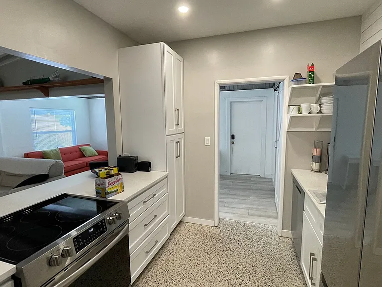 2832 Bay St — Photo 8
