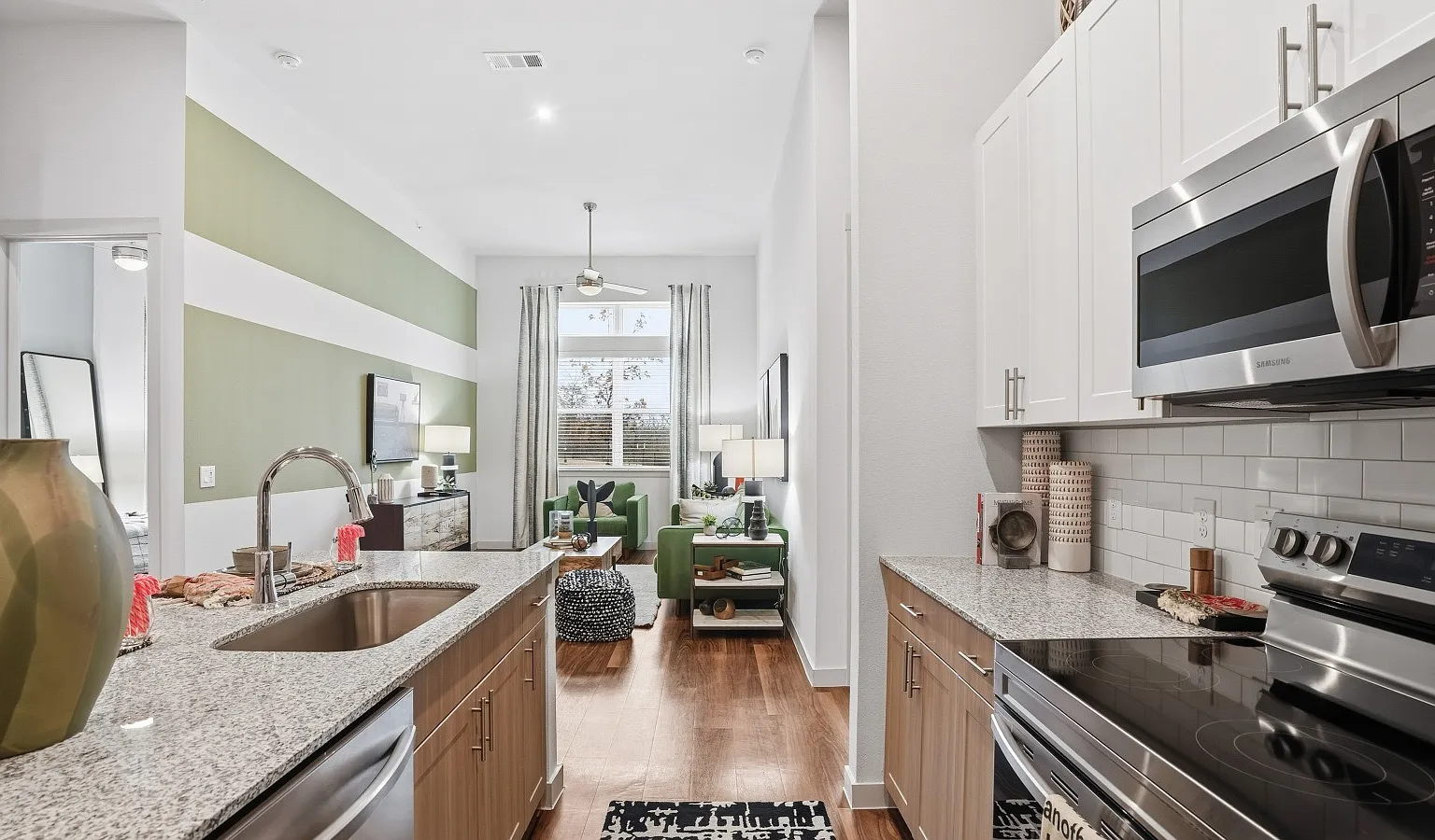 1 bed, 731 sqft, $1,350 — Photo 2