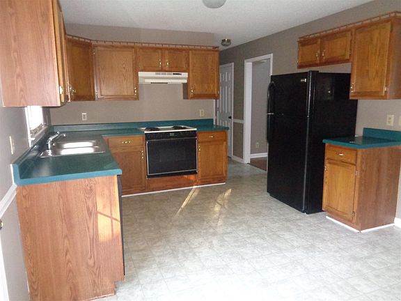 3rd image of 146 Whitehall Dr