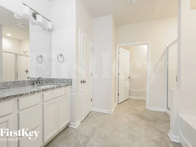 513 Hillpark Ln — Photo 13