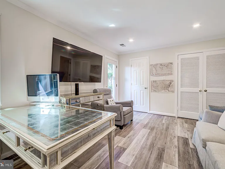 8 Carriage House Cir — Photo 5