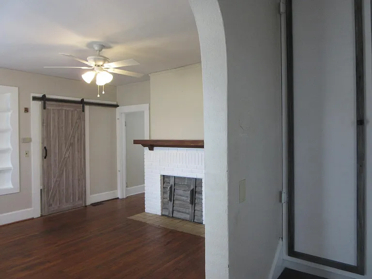 207 E Ann St — Photo 5