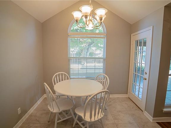 4th image of 323 Center Dr