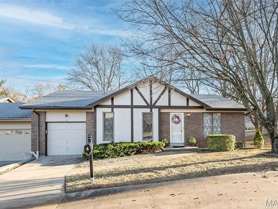 6 Tarpon Ct, Florissant, MO 63033