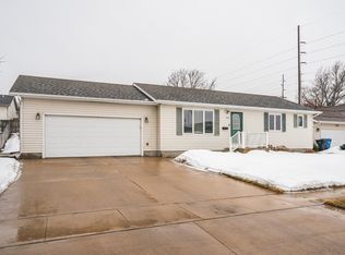 586 15th St SW, Le Mars, IA 51031