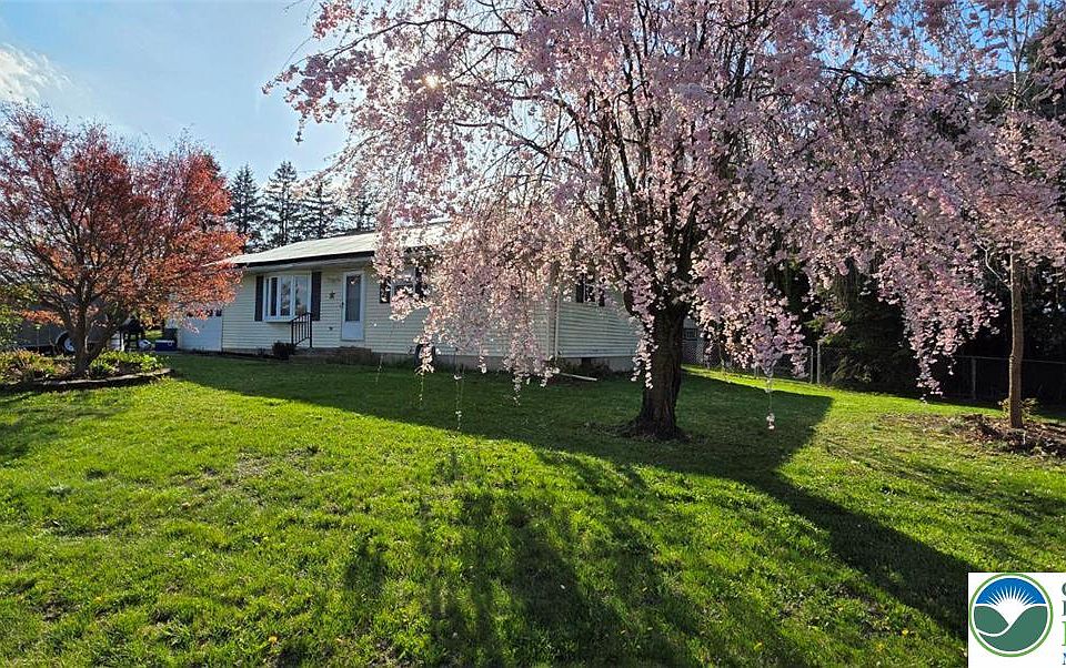 2nd image of 8 Babbling Brook Rd