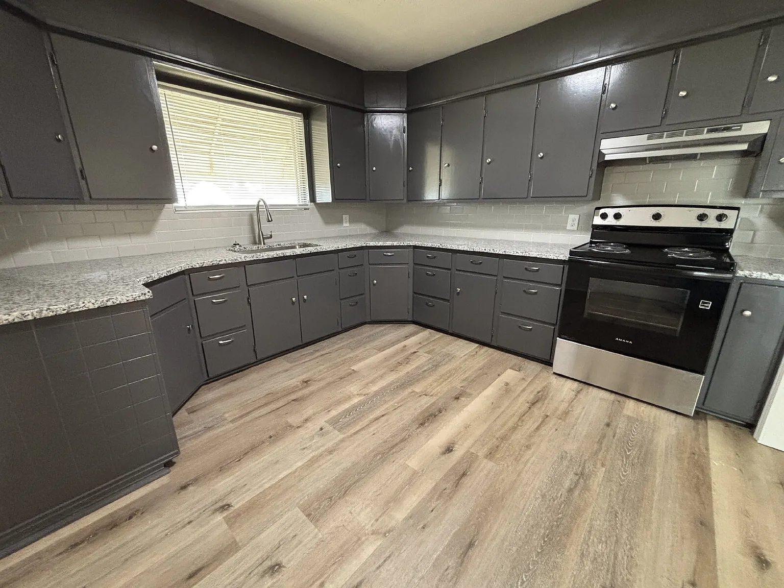 3 bed, 1.0 bath, 1430 sqft, $1,400 — Photo 4