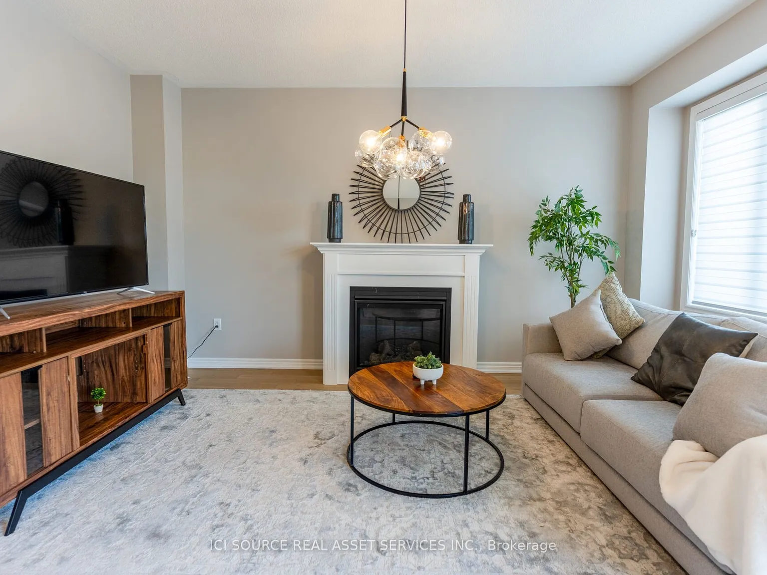 4 bed, $4,995 — Photo 1