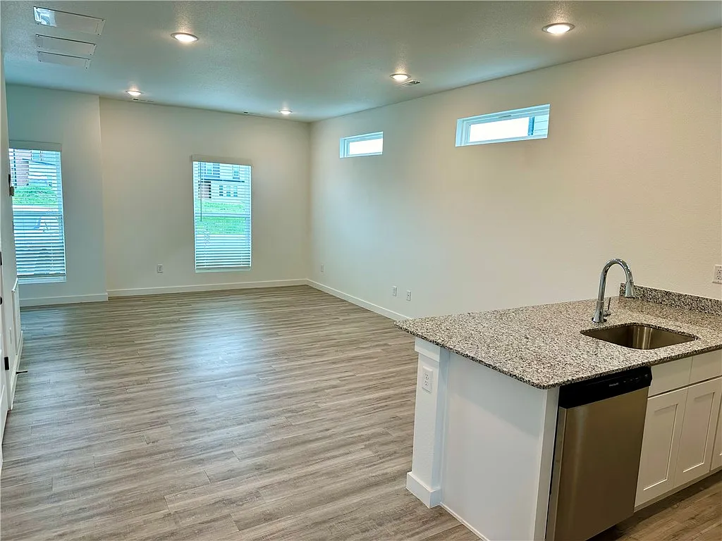 2 bed, 2.5 bath, 1250 sqft, $1,400 — Photo 4
