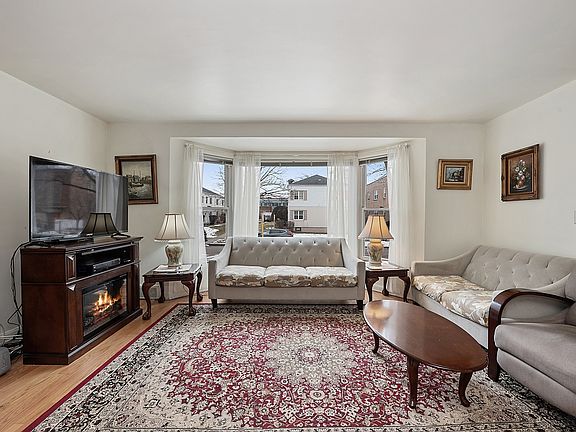4th image of 2846 W Farragut Ave