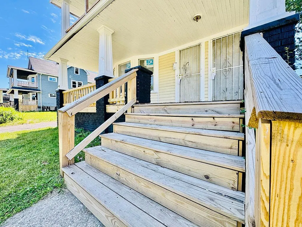 2 bed, $1,000 — Photo 2