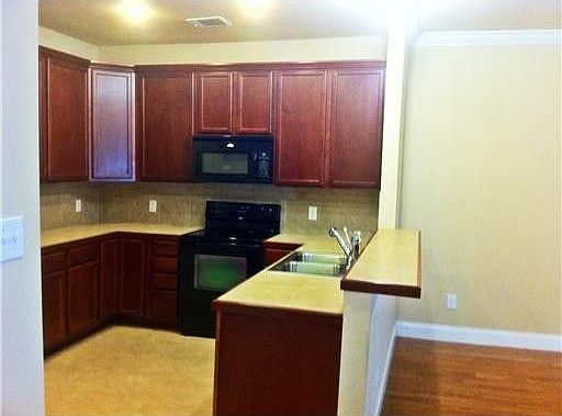 3rd image of 42079A Gardens Blvd