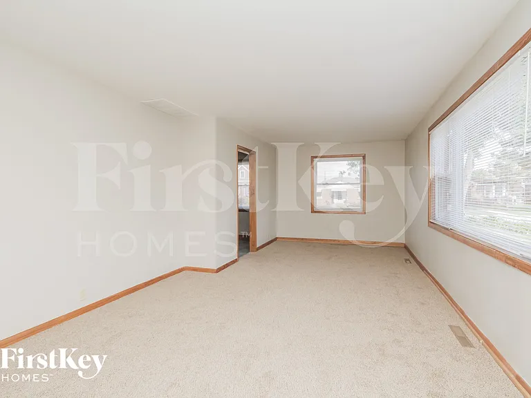 422 Granville Ave — Photo 5